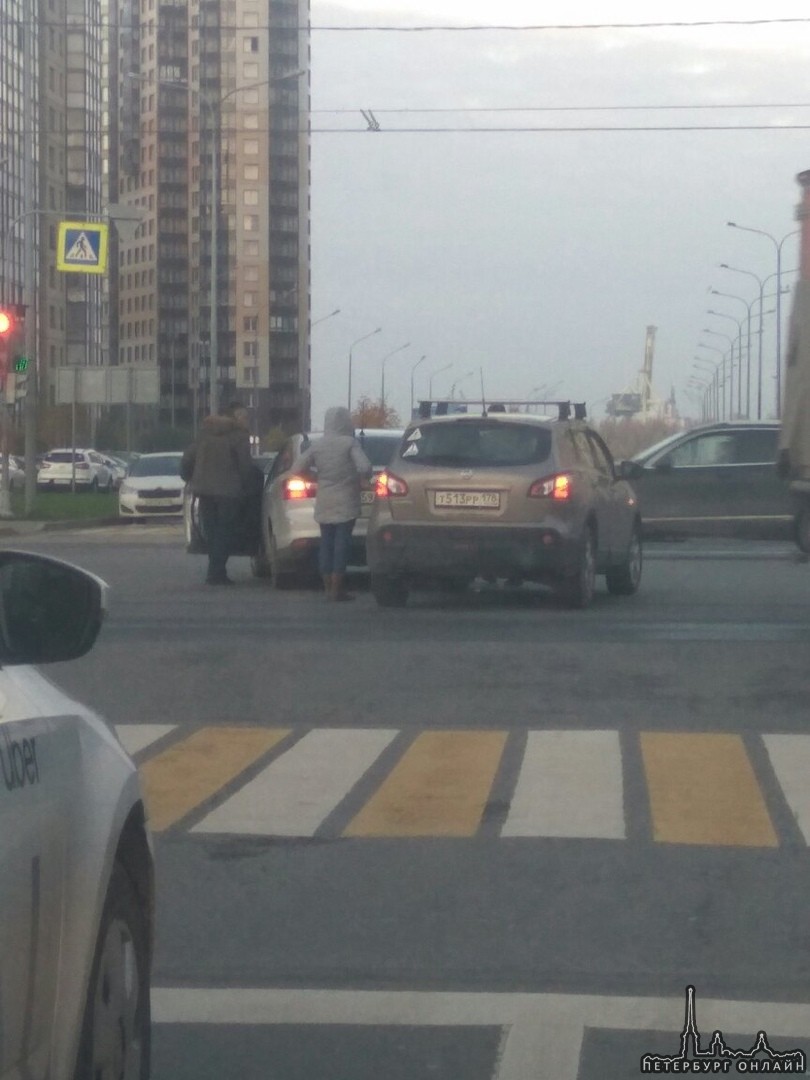 На перекрестке Ленинского и Кузнецова небольшая авария. Мешают не сильно. Одна из машин Nissan, втор...
