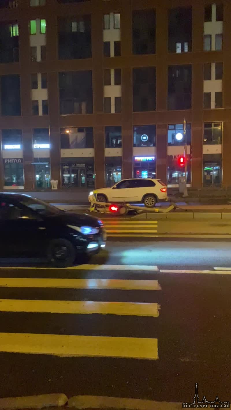 Девушка на каршеринге от делимобиля завершила аренду, снеся два светофора, на проспекте Медиков.