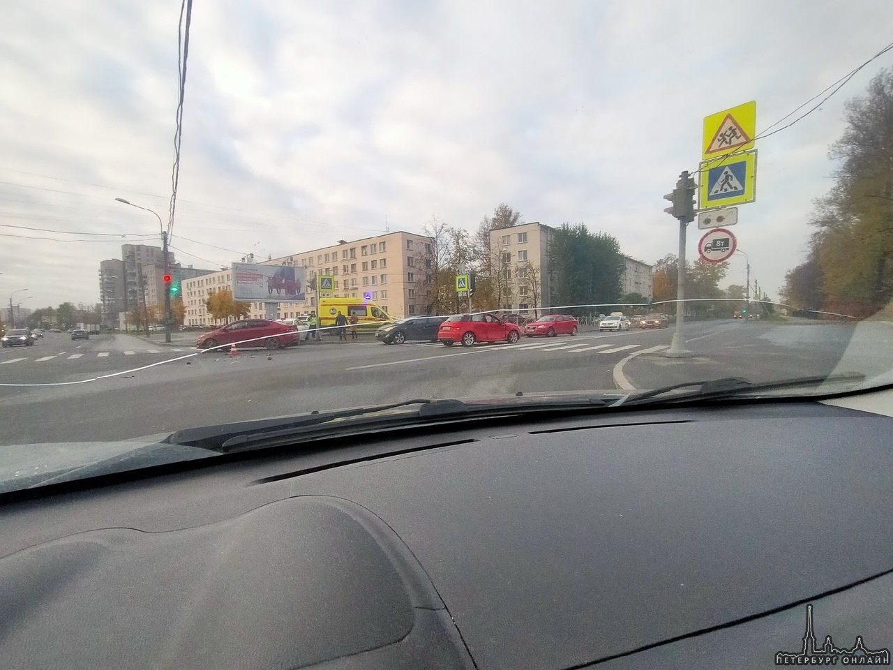 На перекрёстке Народного Ополчения и Трамвайного столкнулись таксист на Киа и Audi.