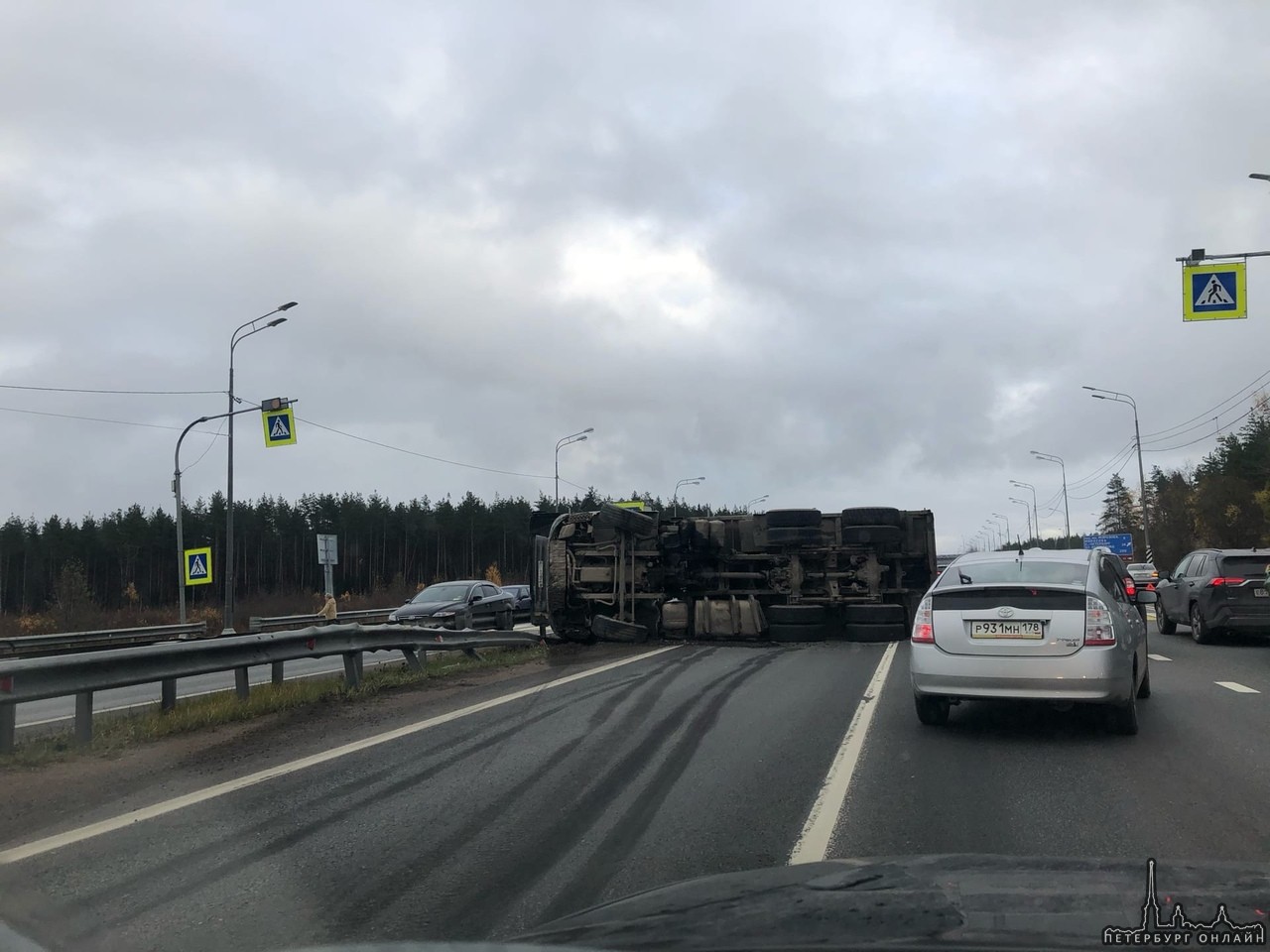 На Мурманском шоссе из города у развязки на Морозовку завалилась фура, в ДТП также участвовала тойот...