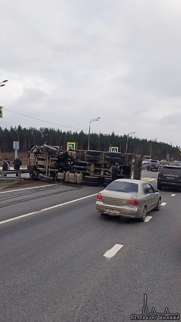 На Мурманском шоссе из города у развязки на Морозовку завалилась фура, в ДТП также участвовала тойот...