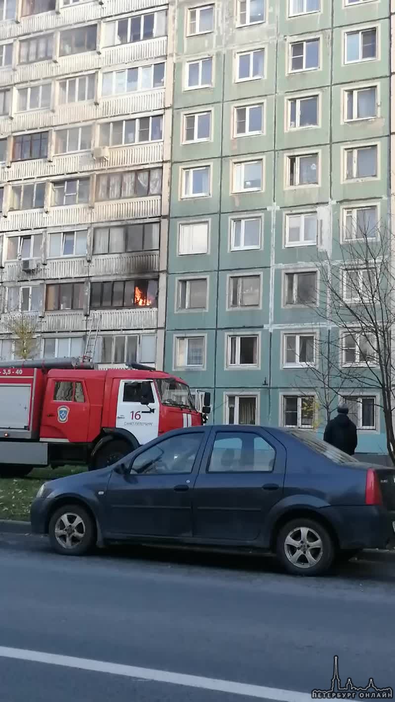 Пожар на ул Шостаковича 1/9. Много хлама в квартире. На счёт жертв - ничего непонятно.