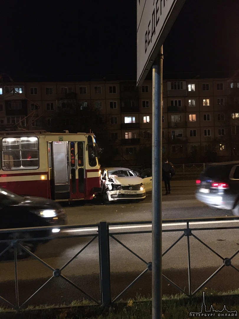У перекрестка Науки и Веденеева столкнулись трамвай и каршеринговый Volkswagen . Пострадавших, каже...