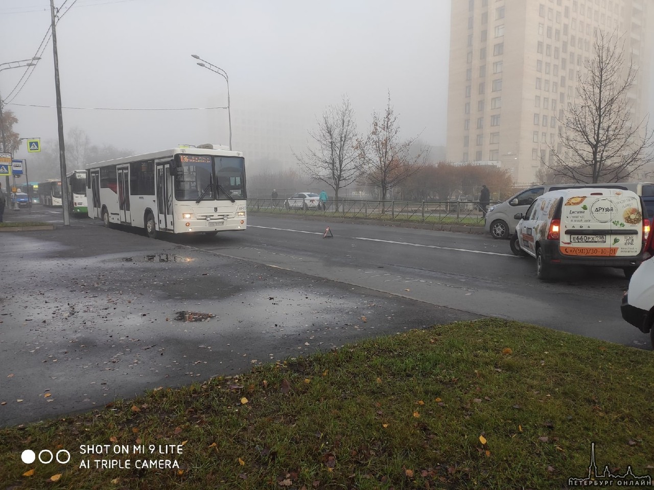 На Бестужевской улице из-за аварии а ерекрыто движение в обе стороны. Все автобусы стоят в пробке.