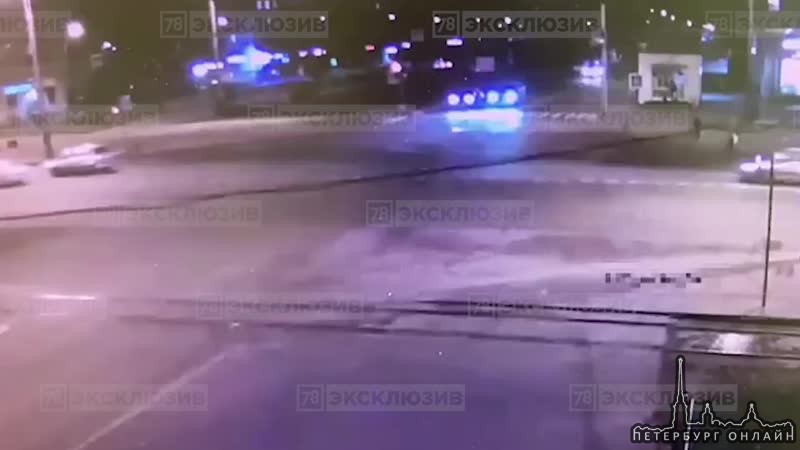 Видеозапись аварии на пересечении [https://vk.com/wall-68471405_14044415|проспекта Ветеранов и улицы...