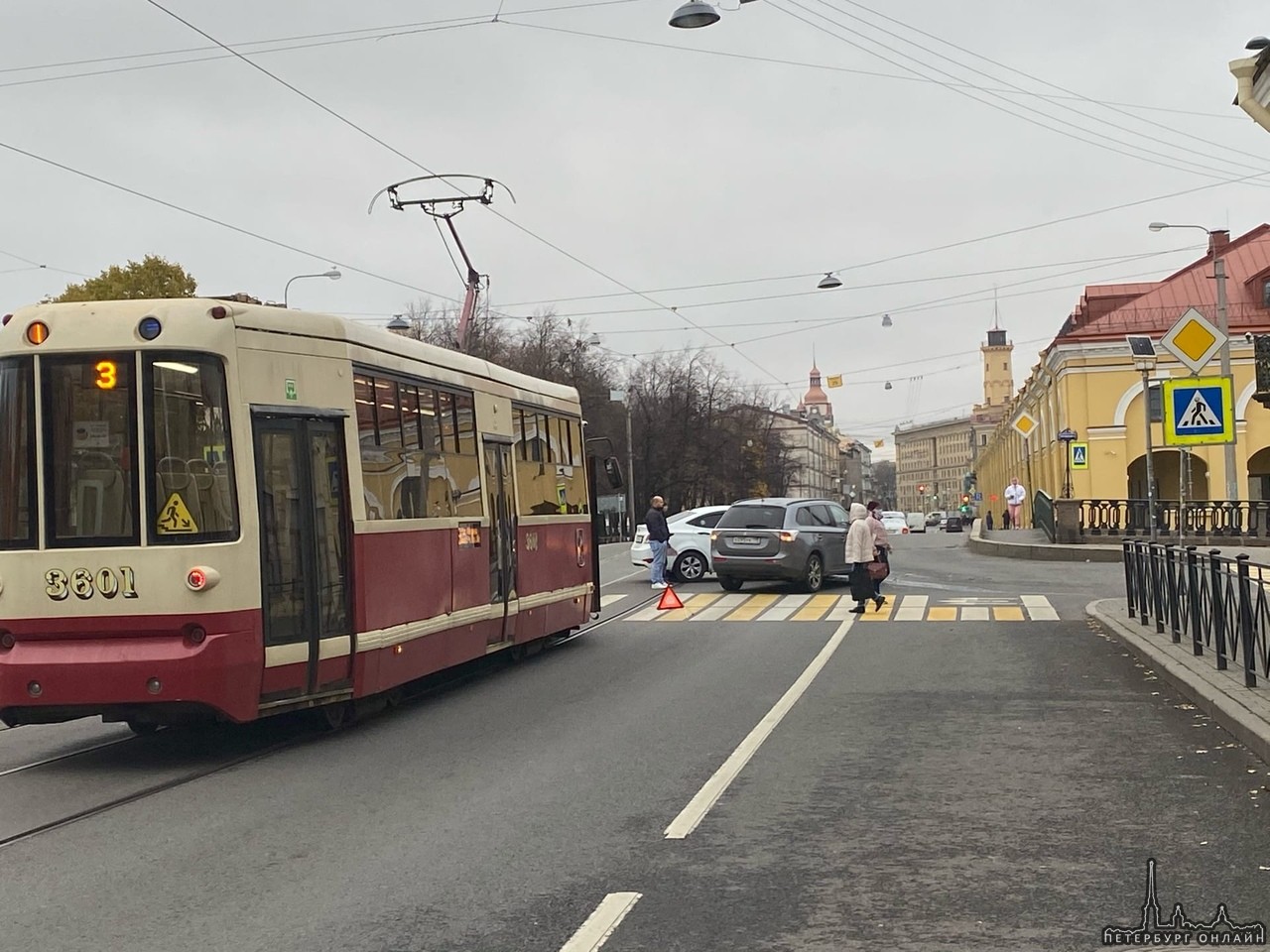 На пересечении Садовой улицы и Крюкова канала столкнулись автомобили. Трамваям не проехать. На сосед...