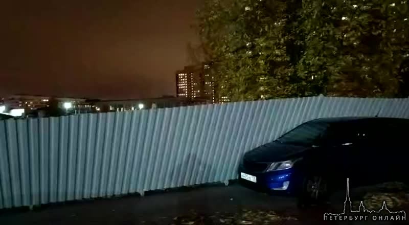 На Брянцева/Просвещения строительный забор упал на припаркованные машины, скорее всего от ветра. Три...