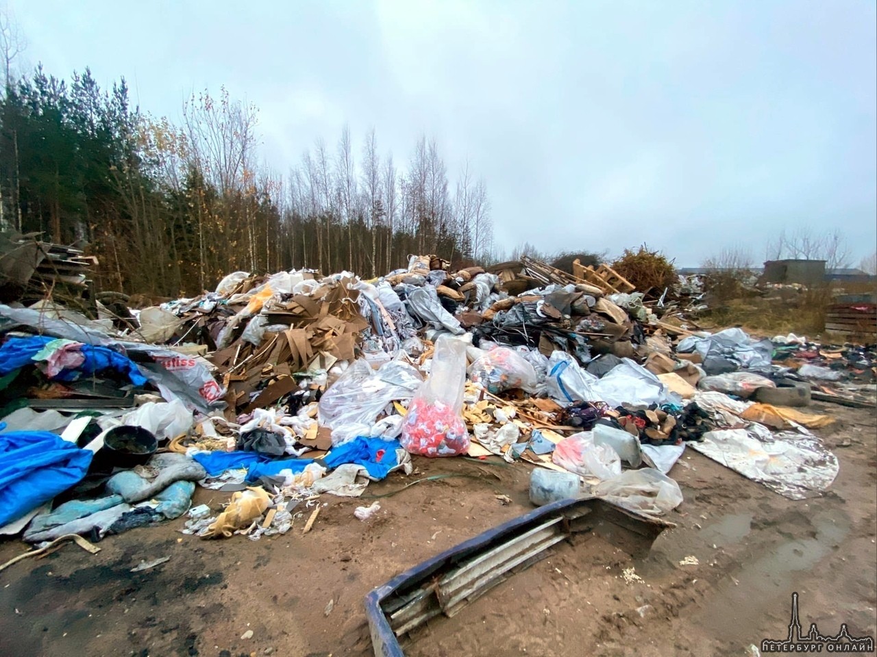 Свалка на территории промзоны Мурино в конце Кругового проезда пополнилась На несанкционированной ...