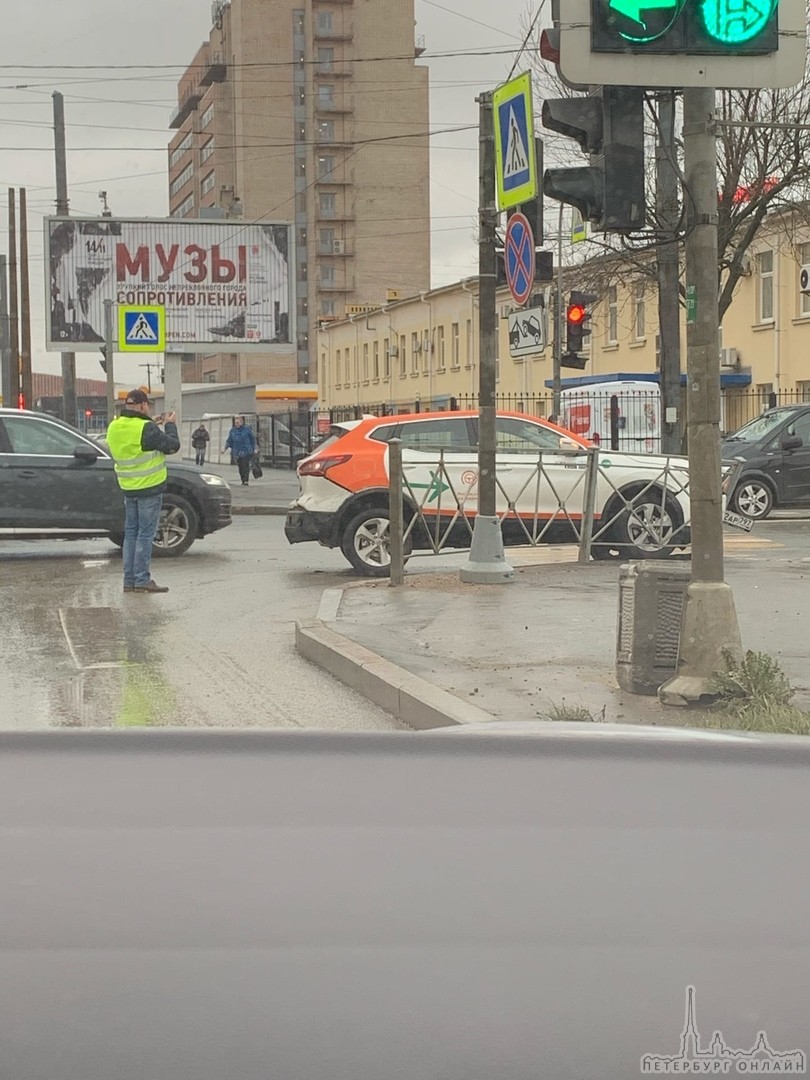 Водитель Каршеринга очень загрустил после ДТП на перекрёстке проспекта Юрия Гагарина и Кузнецовская