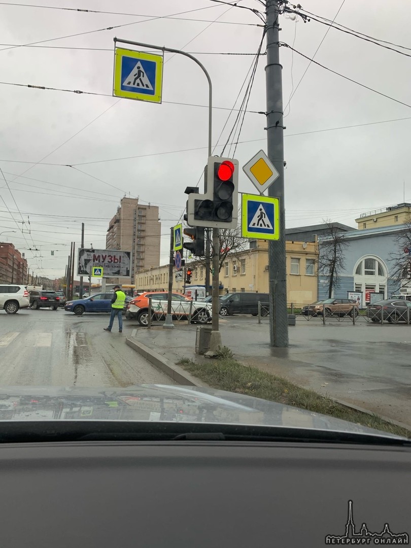 Водитель Каршеринга очень загрустил после ДТП на перекрёстке проспекта Юрия Гагарина и Кузнецовская