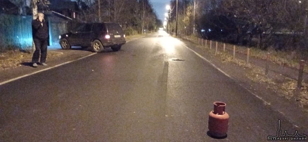 В поселке Ольгино в 23-00 догоняет водитель с признаками сао, на пустой дороге, и помогает припарков...