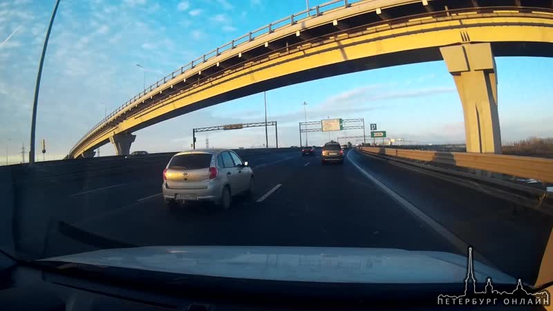 Водитель Тойоты в последний момент решил съехать с КАД на Пулковское шоссе, затормозил и получил у...