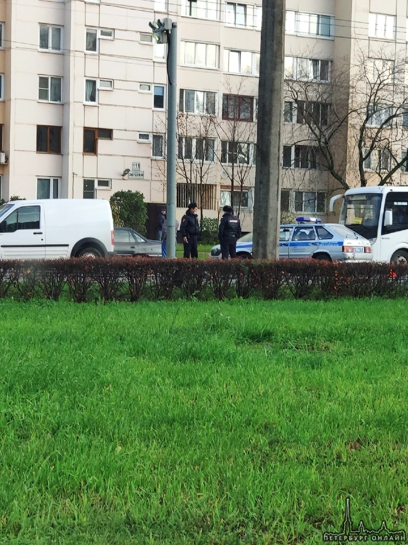 На Савушкина 111, полиция не соблюдает социальную дистанцию, после того как дали взад Форду, не собл...