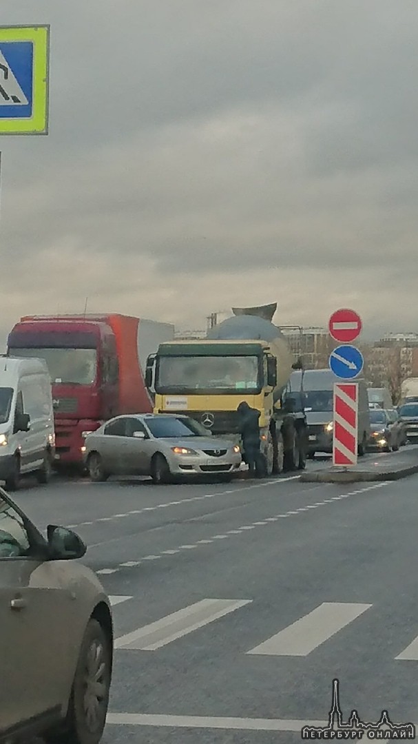 На Октябрьской набережной Mazda попала под Mercedes, перед поворотом на Дыбенко. Стоят двое в левом ...