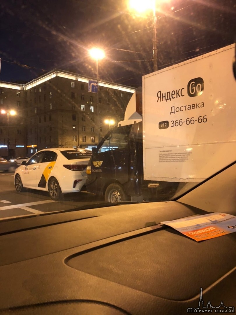 Два Яндекса нашли друг друга на повороте с Типанова на Московский проспект