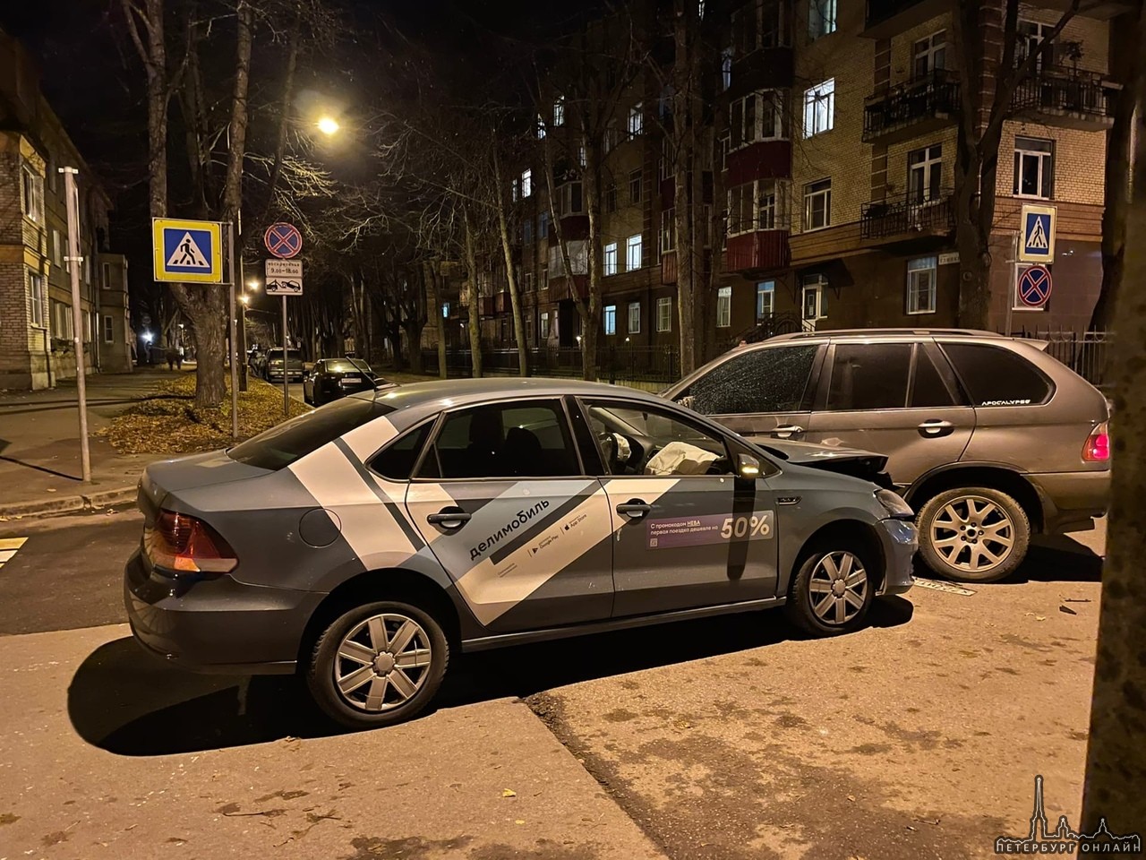 В Пушкине на перекрестке улицы Чистякова и Глинки, каршеринг делимобиль не пропустил помеху справа ...