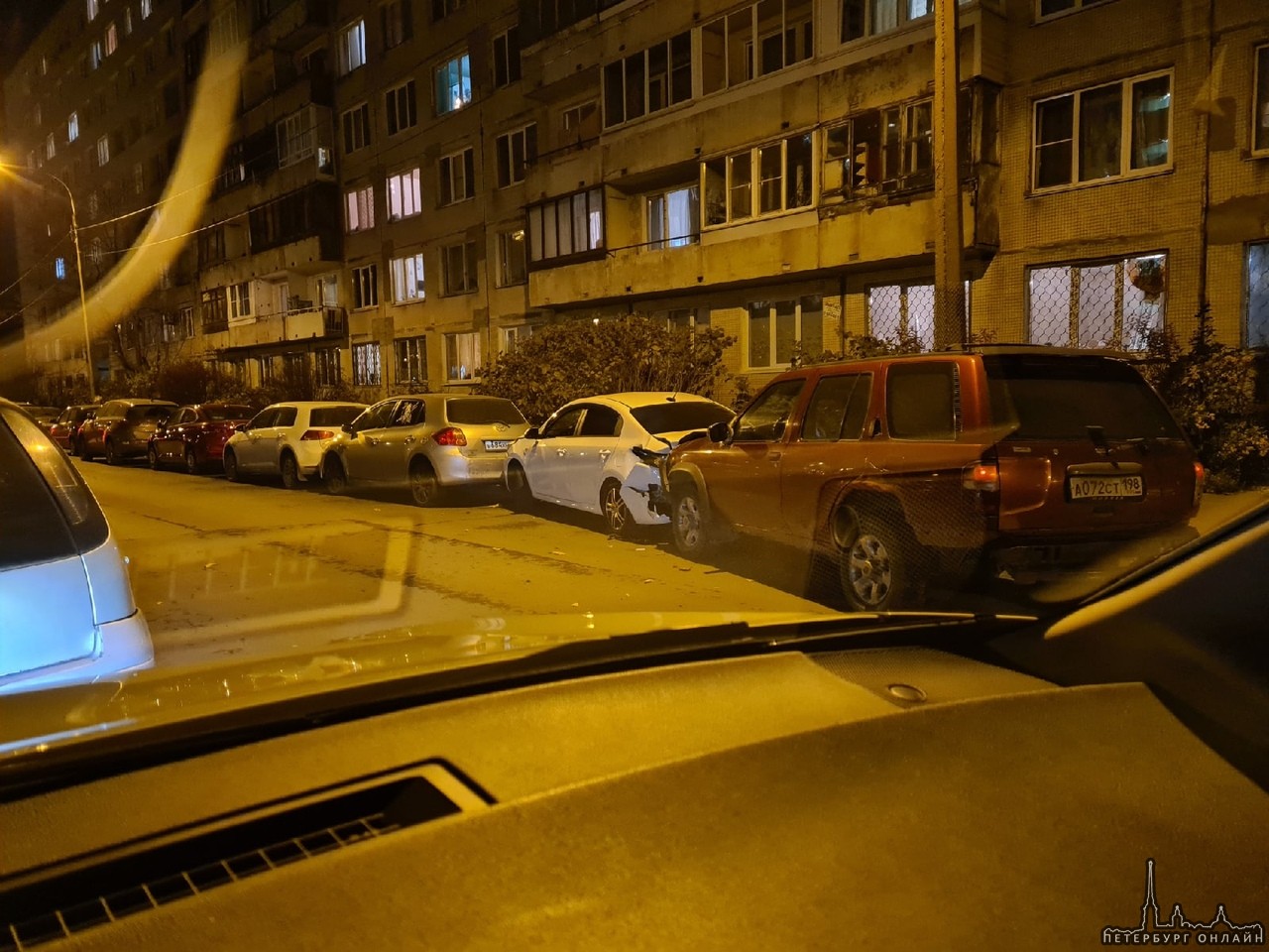 Водитель красного внедорожника устроил кк-комбо парковку в 3 машины на Пловдивской 2. Сейчас подъеха...