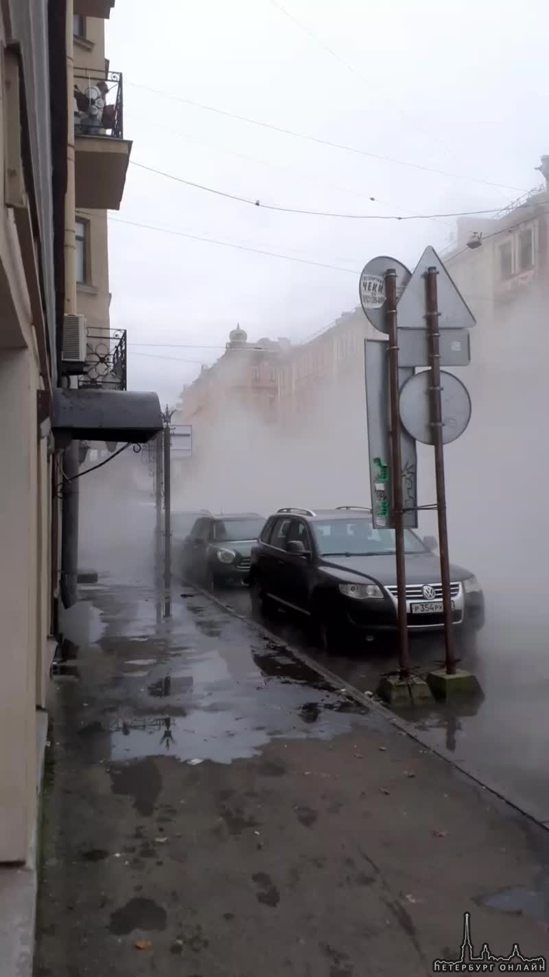 Прорыв горячей воды на улице Комиссара Смирнова.