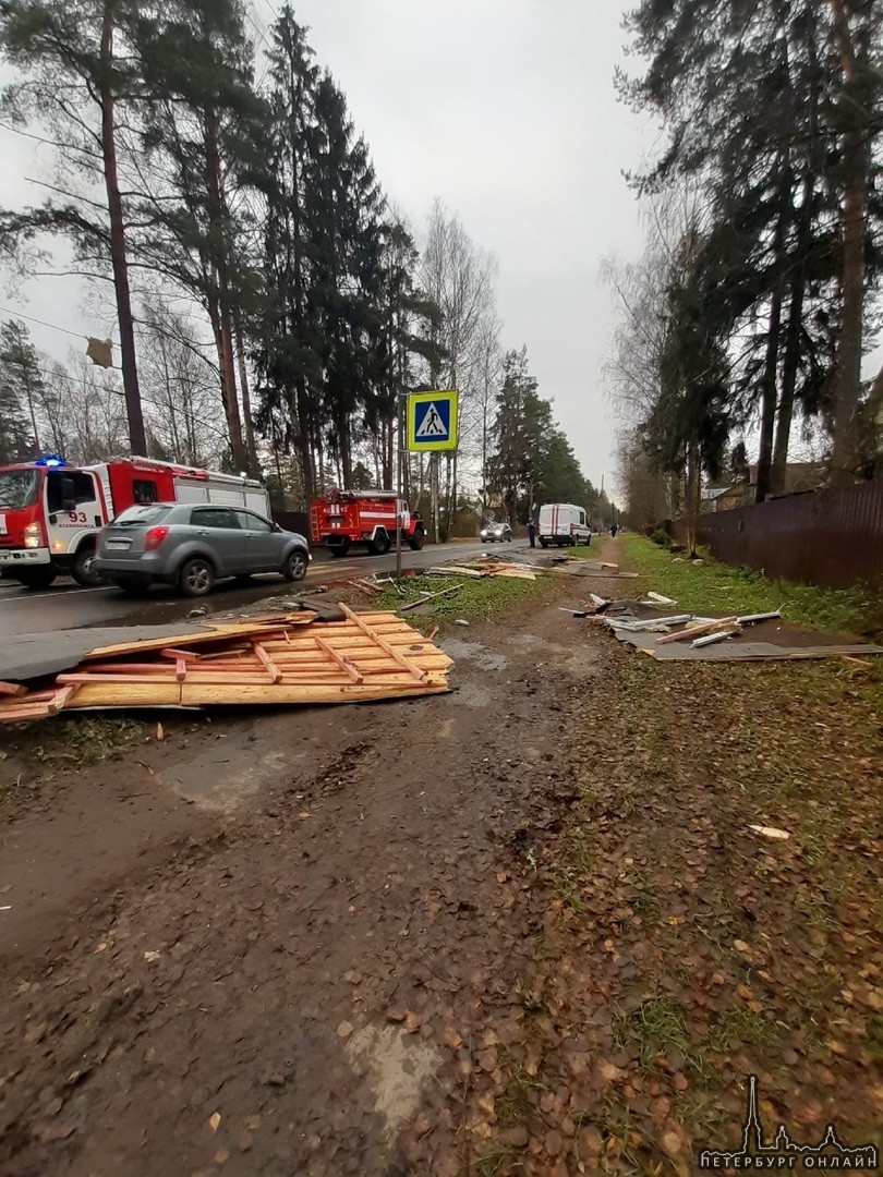 Снесло крышу Газовый котёл, взорвавшись отправил крышу в полет и развалив стены второго этажа котт...