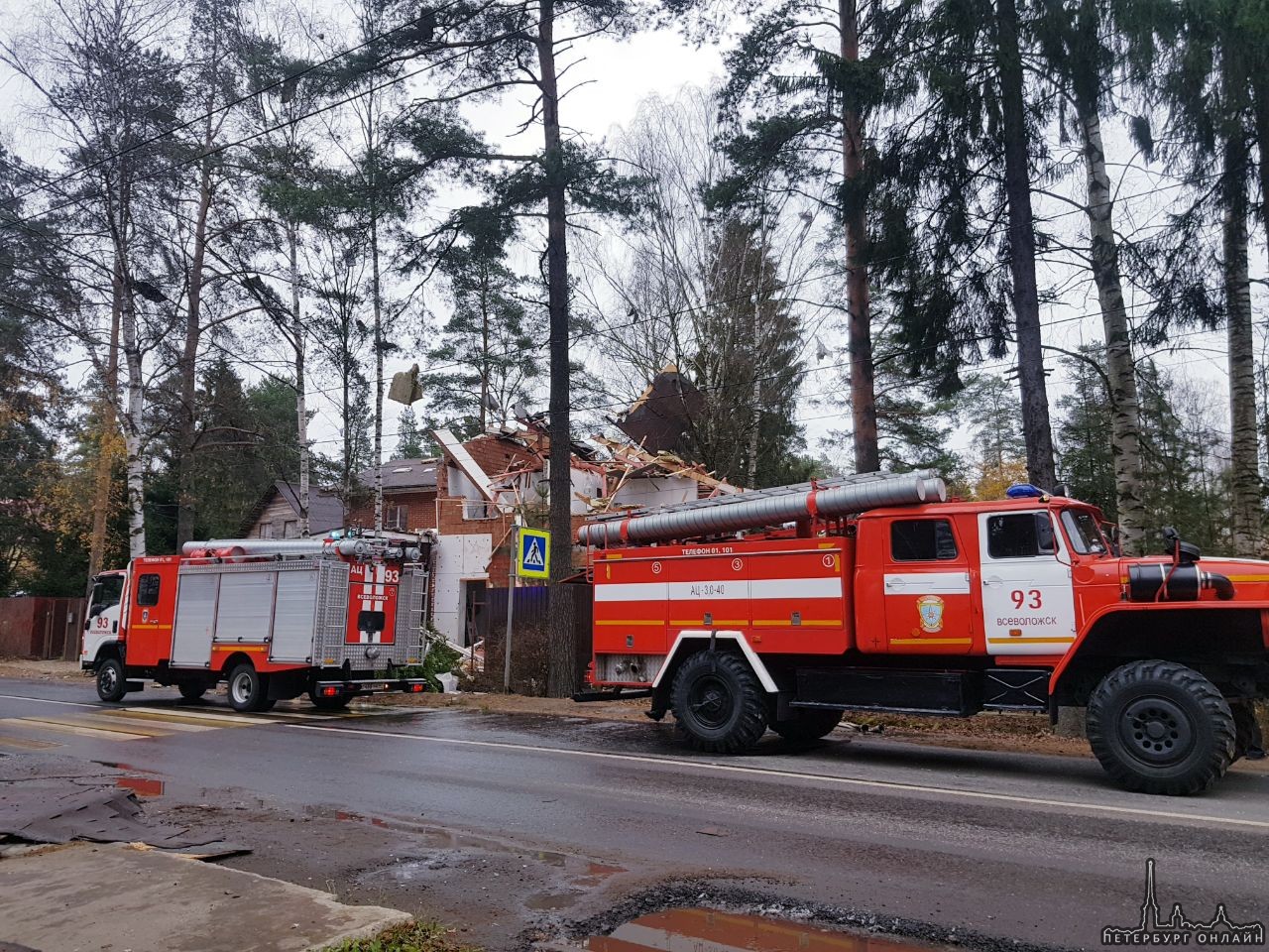 Снесло крышу Газовый котёл, взорвавшись отправил крышу в полет и развалив стены второго этажа котт...