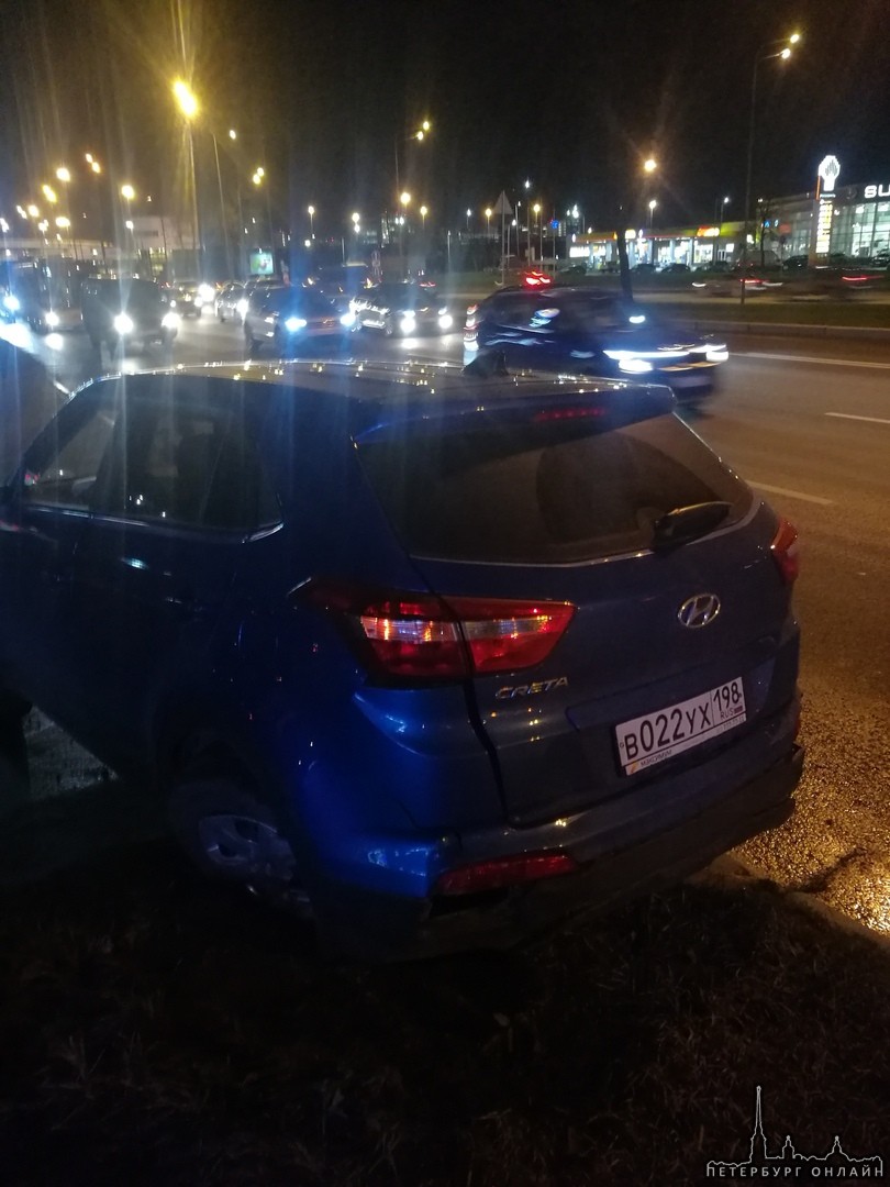 На Пулковском шоссе около заправки Газпром Nissan Tiida врезался в Hyundai Creta, которая резко пово...