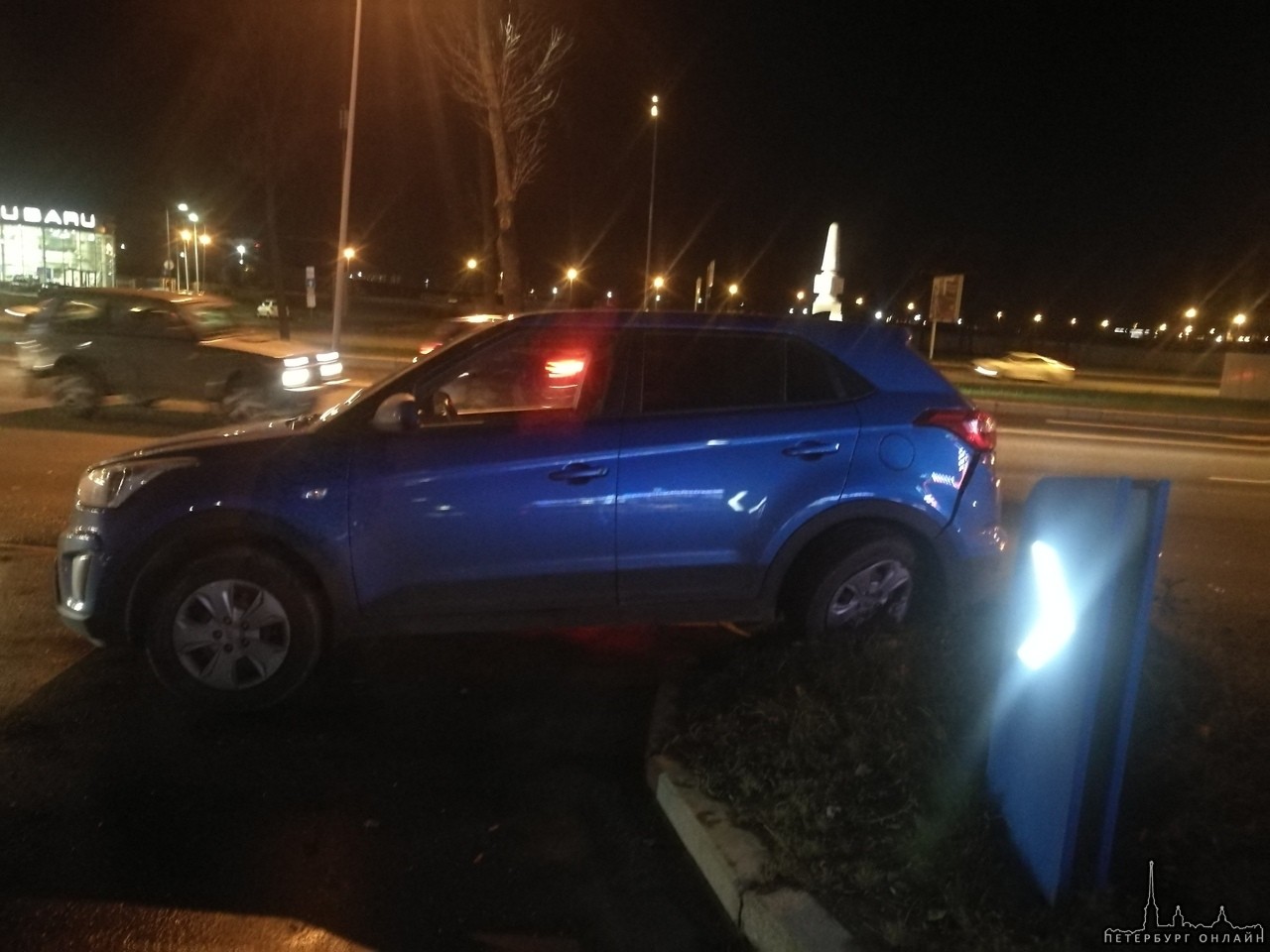 На Пулковском шоссе около заправки Газпром Nissan Tiida врезался в Hyundai Creta, которая резко пово...
