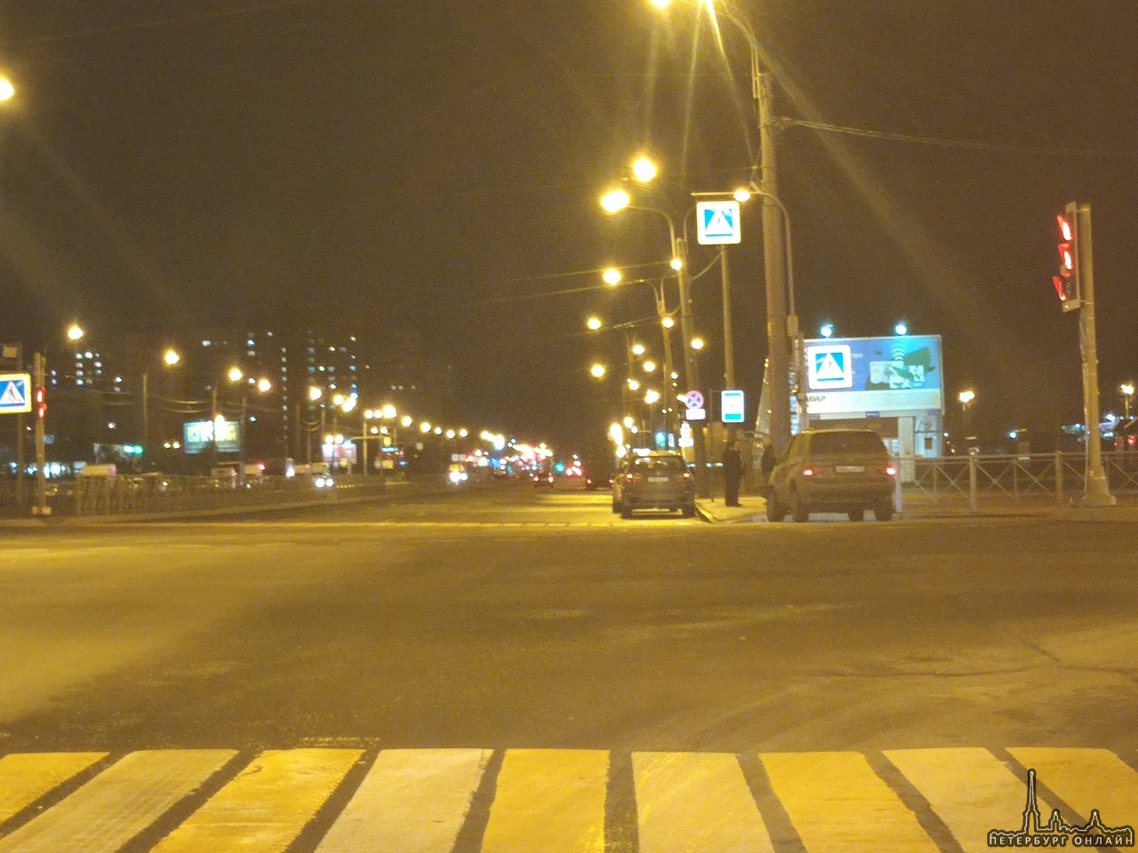 Столкнулись на перекрестке Дунайского и Бухарестской. Одна машина стоит в центре перекрестка.
