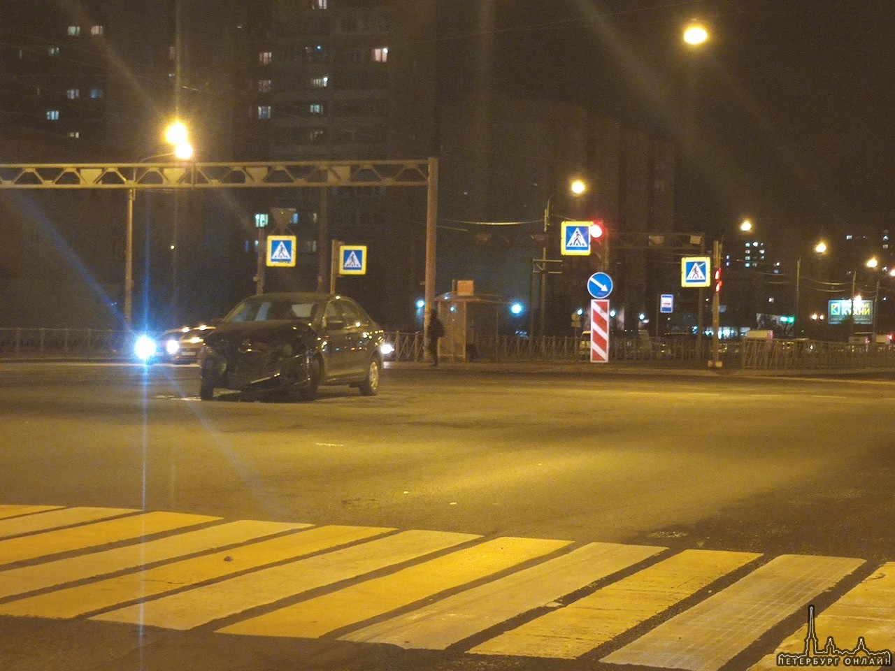 Столкнулись на перекрестке Дунайского и Бухарестской. Одна машина стоит в центре перекрестка.