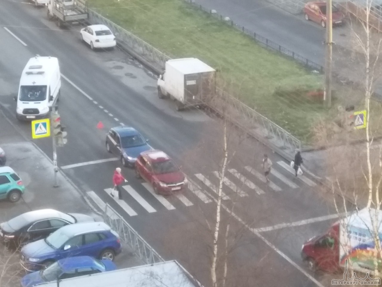 На улице Софьи Ковалевской Опель остановился перед пешеходным переходом, а синий автомобиль нет.