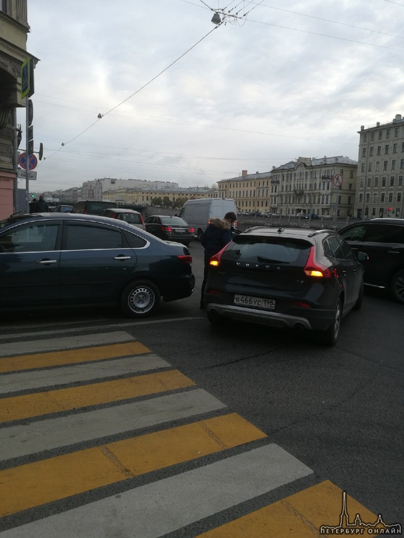 Volvo и Нисан притерлись на перекрёстке Фонтанки и улицы Ефимова. Поворот с набережной и выезд на...