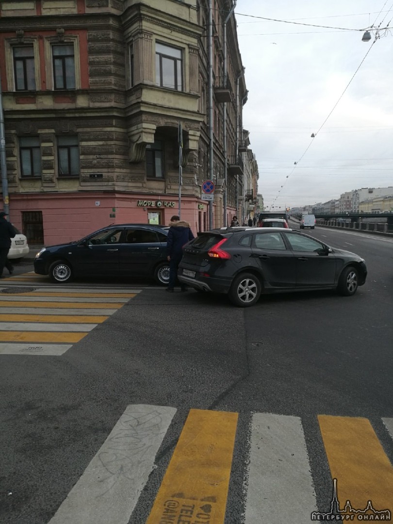 Volvo и Нисан притерлись на перекрёстке Фонтанки и улицы Ефимова. Поворот с набережной и выезд на...