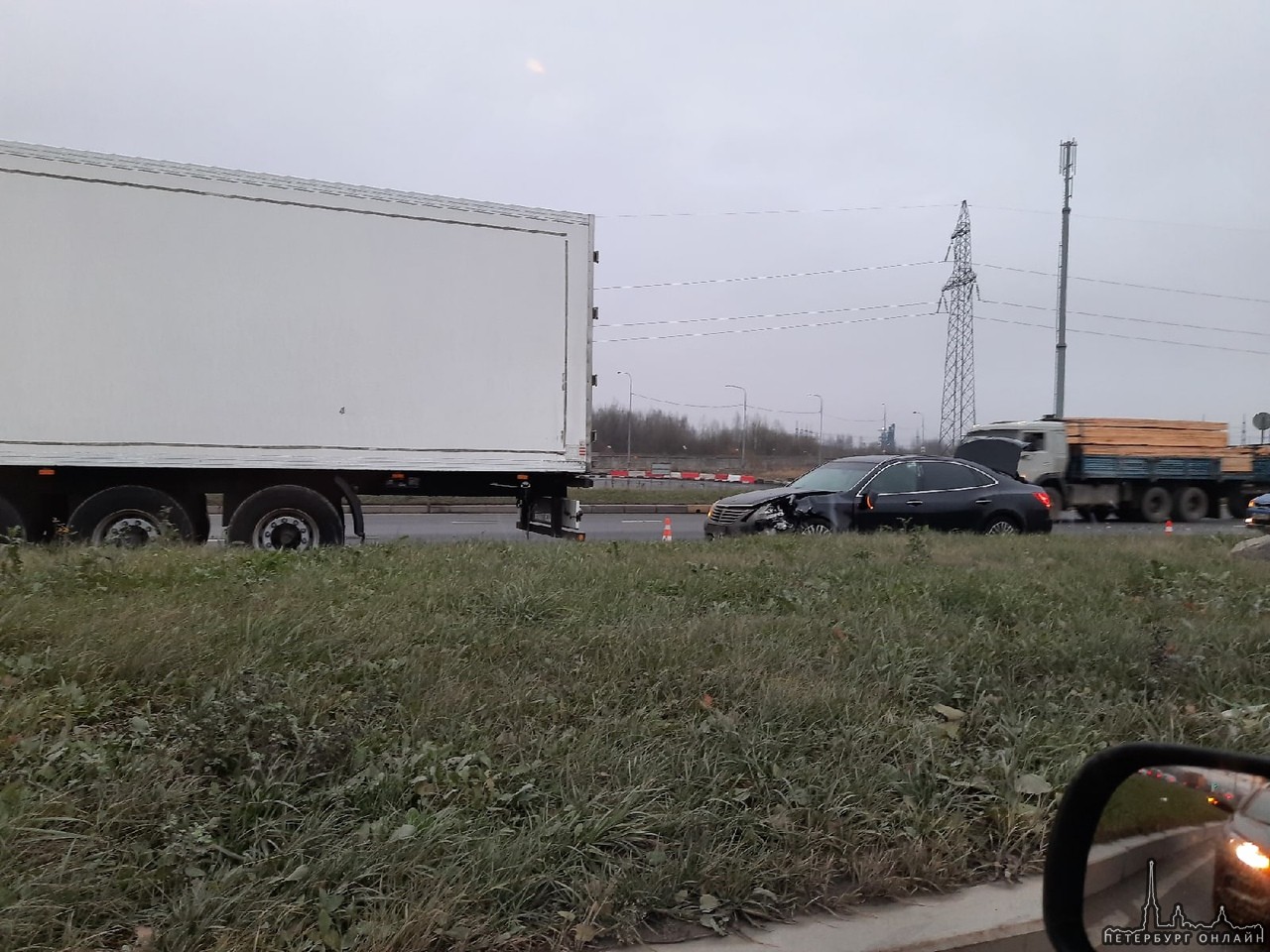 Авария на Софийской на подъезде к КАД между Мерседесом и Фурой. Службы на месте.