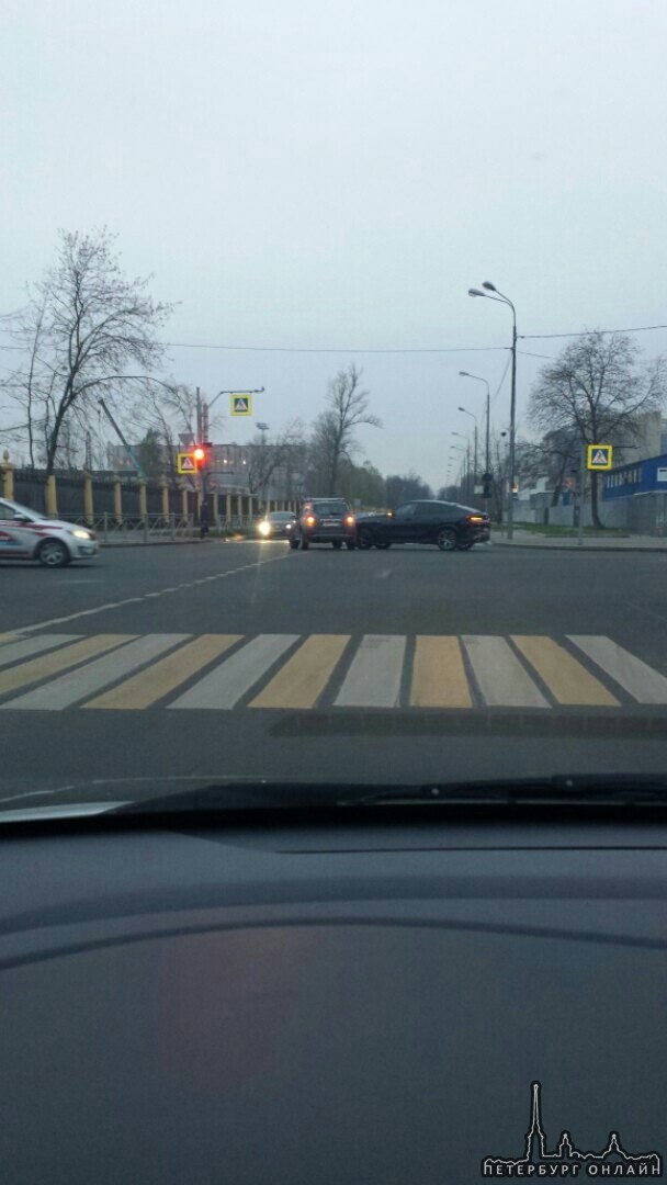 Renault и БМВ встретились на перекрестке Спортивной улицы и Крестовского проспекта, Ждут ДПС.