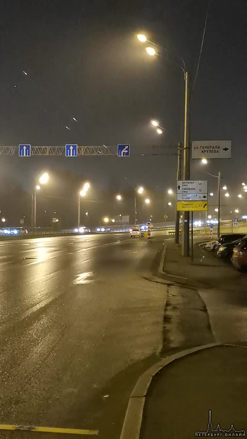 На Коломяжском проспекте, съезжая с путепровода в сторону Богатырского проспекта, Peugeot перелетел чер...