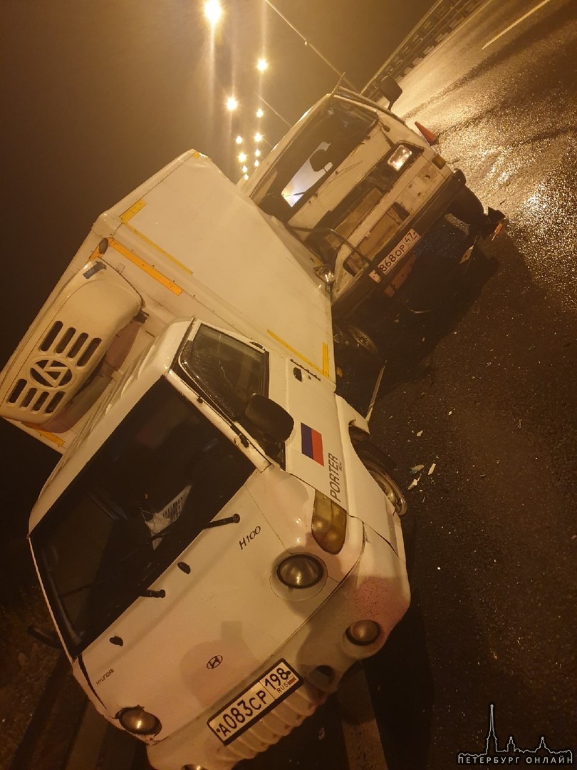 Вчера вечером микроавтобус Hyundai H100 в аварии на 13 км внешней стороны КАДа в сторону Кронштадта,...