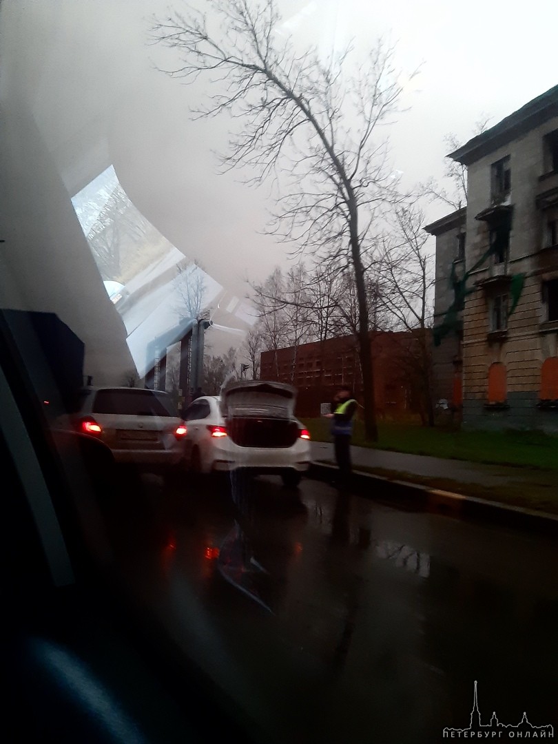 ДТП на Энергетиков, у переезда. В сторону Якорной, занято 2 полосы, объезд по встречке.