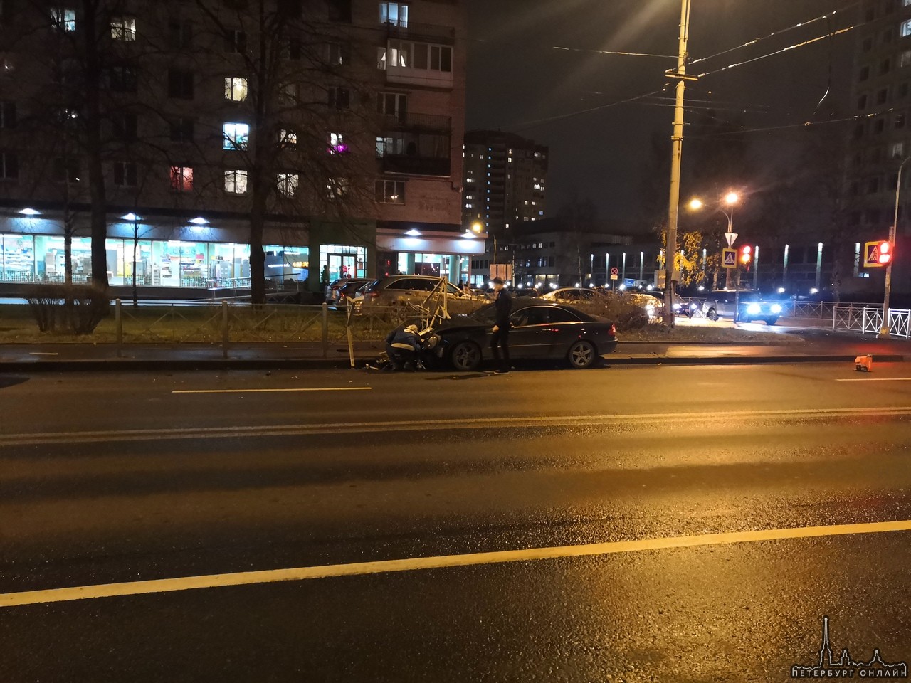 На Граждaнском проспекте, после перекрёстка с улицей Фаворского, легковушка помяла забор.