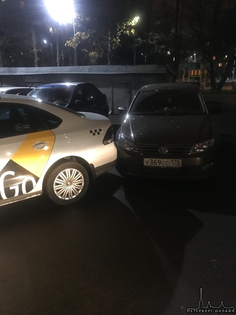 Во дворе дома 10 по улице Бутлерова водитель Яндекс такси припарковался в стоящий автомобиль и уснул...