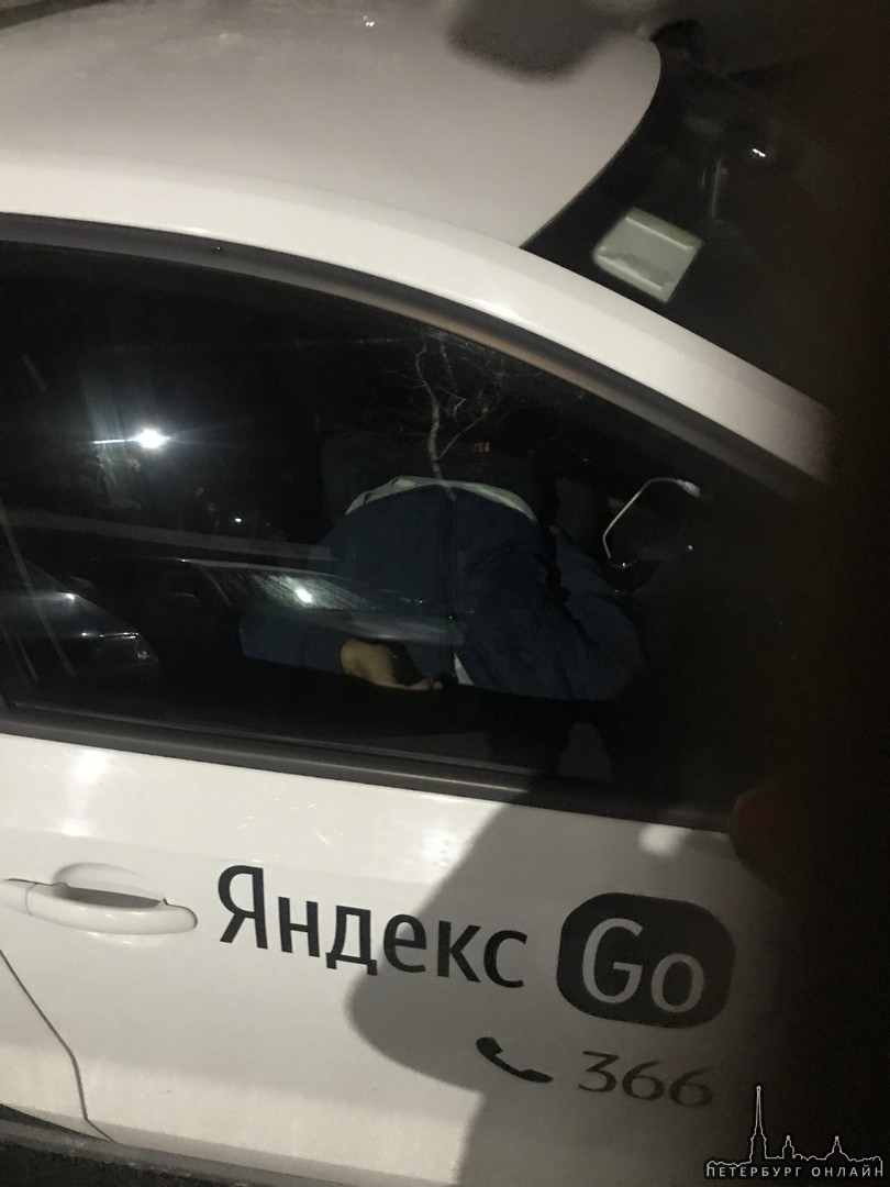 Во дворе дома 10 по улице Бутлерова водитель Яндекс такси припарковался в стоящий автомобиль и уснул...