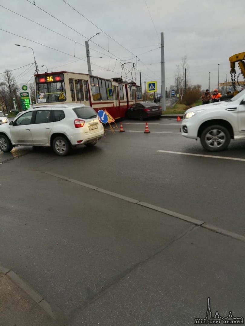 На проспекте Будённого и Петергофского шоссе произошло столкновение легковушки и трамвая. Ситуация н...