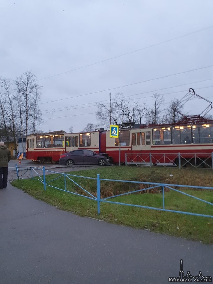 На проспекте Будённого и Петергофского шоссе произошло столкновение легковушки и трамвая. Ситуация н...