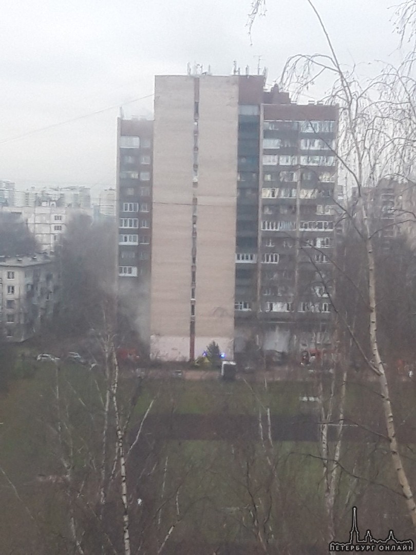 Пожар в общаге на Гражданском 128/2. Дыма много.