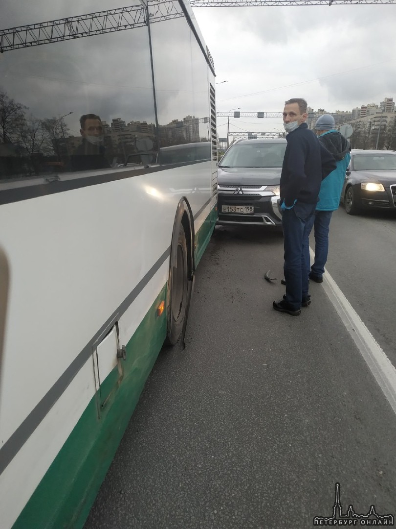 Водитель с признаками сао вписался в автобус перед Токсовским тоннелем. На фото не водитель.