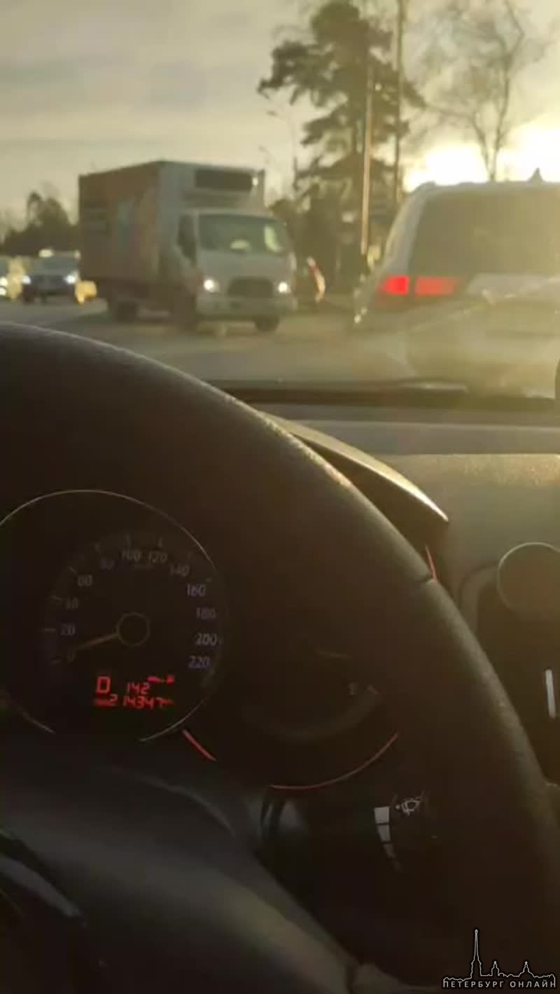 Грузовичок Hyundai и Volvo столкнулись на Приморском шоссе около ж/д станции Александровская в сторон...