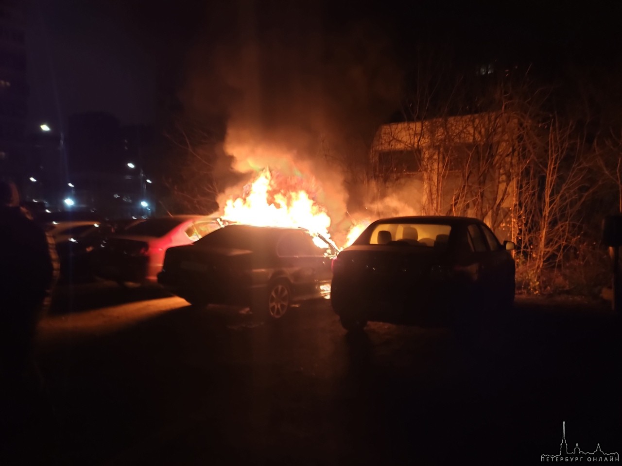 На поле перед домом 20 по Шлиссельбургскому проспекту произошло возгорание автомобиля БМВ. До приб...