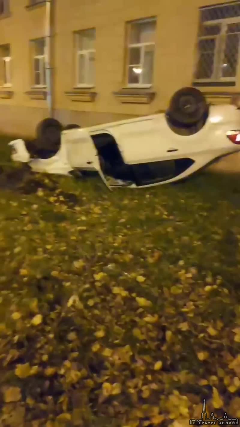 На Новочеркасском проспекте автомобиль вылетел с дороги и перевернулся на крышу