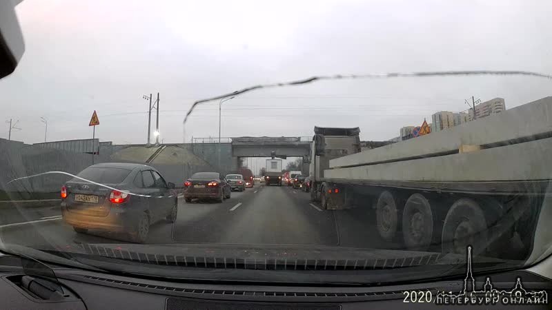 Манипулятор не прошел под ЖД мостом на Пулковском шоссе, в сторону города, и поломал немного мост