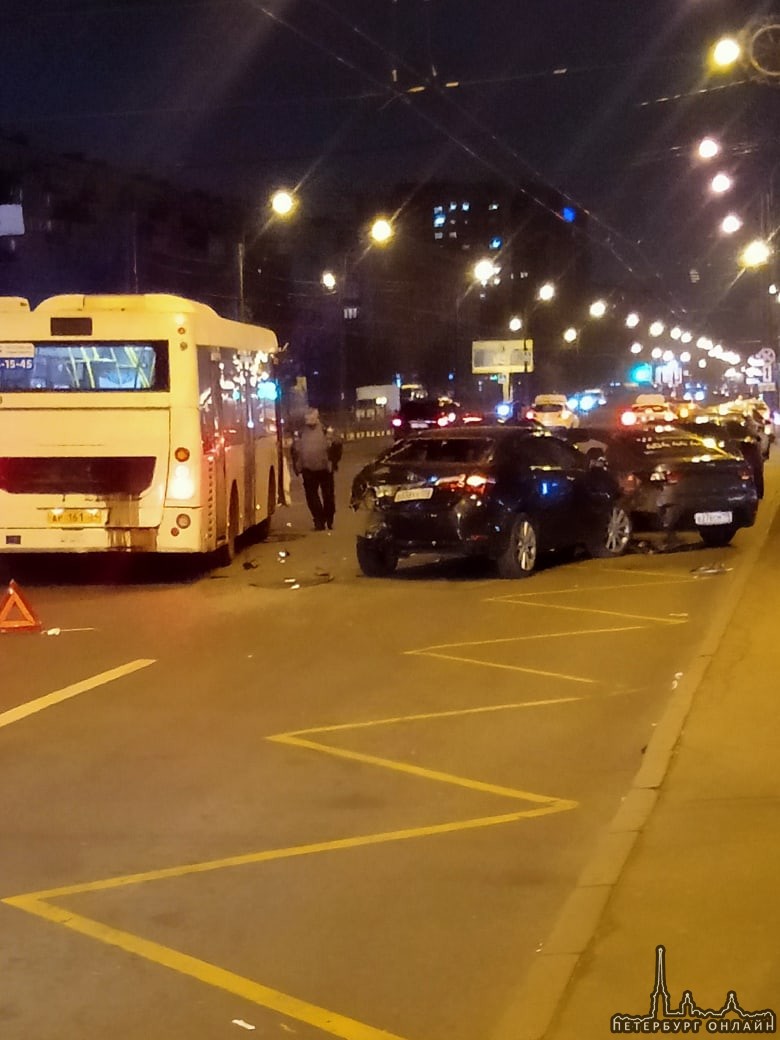 Авария на проспекте Большевиков у станции метро Дыбенко. Стоят два автомобиля и автобус.