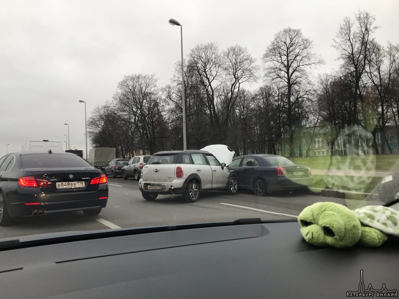 На Смольной набережной, напротив Смольного, Mini, по-Ленински, ударно пыталась припарковаться. Собир...