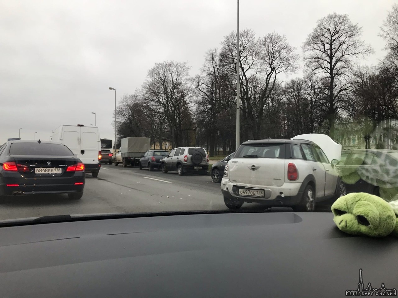 На Смольной набережной, напротив Смольного, Mini, по-Ленински, ударно пыталась припарковаться. Собир...